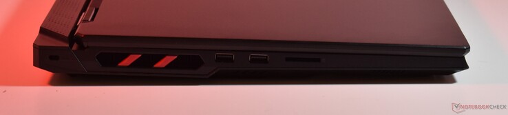 vänster: Kensington Lock, 2x USB A 3.2 Gen 1, SD-kort