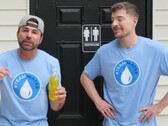 Mark Rober står bredvid MrBeast med en urinkanna (Bildkälla: MrBeast; beskuren skärmdump)