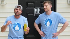 Mark Rober står bredvid MrBeast med en urinkanna (Bildkälla: MrBeast; beskuren skärmdump)