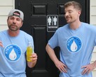 Mark Rober står bredvid MrBeast med en urinkanna (Bildkälla: MrBeast; beskuren skärmdump)