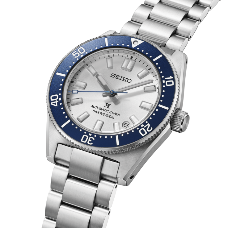 bild från ovan av dykarklockan Seiko Prospex HBB001 med blå boett, silvervit urtavla och armband i rostfritt stål.