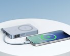 Ugreen's MagFlow Qi2 25W Magnetic Power Bank (bilden) har anlänt till USA och Storbritannien. (Bildkälla: Ugreen)