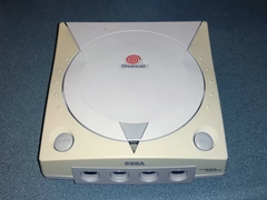 En bild av en gulnande Sega Dreamcast-konsol (bildkälla: Tech Tangents YT)