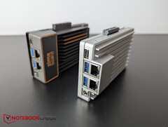 De två ZimaBoard-korten, version 1 och 2 (Bildkälla: Notebookcheck)