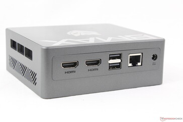 Baksida: 2x HDMI 2.1, 2x USB-A 2.0, RJ-45, AC-adapter