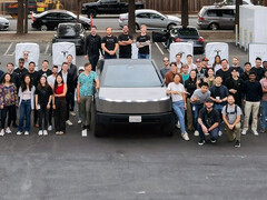 Cybertrucken vid Teslas första 500 kW V4 Supercharger-station. (Bildkälla: Tesla)