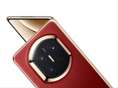 Huawei Mate X7 i färgen Nebula Red.