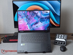 Gigabyte Gaming A16 Pro bredvid Stream Deck+