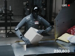 En skärmdump från livesändningen visar hur Figure AI 03 sorterar paket.
