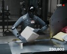 En skärmdump från livesändningen visar hur Figure AI 03 sorterar paket.