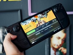 En hand som håller i en Steam Deck OLED (Bildkälla: Georgiy Lyamin via Unsplash; beskuren)