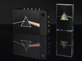 Samlarboxen ”We Are Rewind x Pink Floyd” innehåller en kassettspelare i begränsad upplaga och 50-årsjubileumsutgåvan av The Dark Side of the Moon.