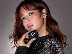 K-popstjärnan LISA bär Bose x LISA Ultra Open Earbuds och håller i dess fodral. (Bildkälla: Bose)