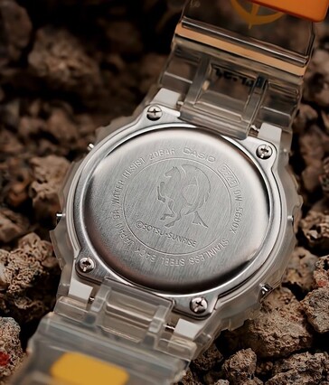 Vinkelbild bakifrån av den transparenta G-Shock x Mobile Suit Gundam med White Base-flottans Pegasus-märke ingraverat på boettens baksida.