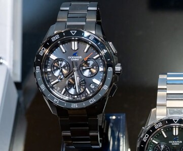 Casio Oceanus OCW-P3000 svart klocka sedd framifrån med sitt DLC-belagda boett, svart urtavla och 24-timmars bezel.