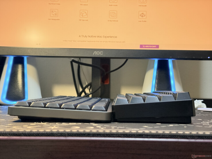 Akko Air 01 bredvid ett vanligt mekaniskt tangentbord