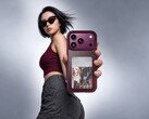 Ugreen Magic E-ink Screen Case ger en skärm på baksidan av iPhone 18 Pro för visning av foton.
