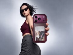Ugreen Magic E-ink Screen Case ger en skärm på baksidan av iPhone 18 Pro för visning av foton.