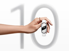 Smart Band 10 kostar 49,99 euro i EU. På bilden - en marknadsföringsbild; en hand som håller i den bärbara enheten med &quot;10&quot; som bakgrund. (Bildkälla: Xiaomi)