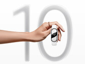 Smart Band 10 kostar 49,99 euro i EU. På bilden - en marknadsföringsbild; en hand som håller i den bärbara enheten med "10" som bakgrund. (Bildkälla: Xiaomi)