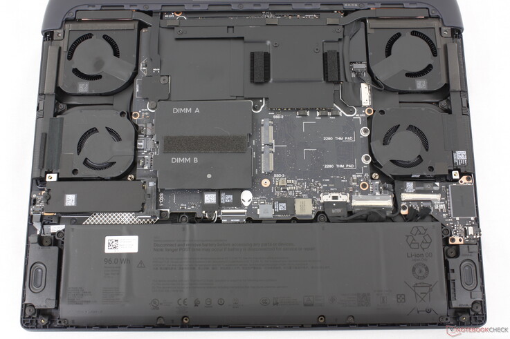 2025 Alienware 16 Area-51 för jämförelse. Det finns inga större förändringar i interndelarna