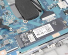 SSD och CPU har begränsad kylning, sannolikt på grund av den mycket låga målvikten för den bärbara datorn Dynabook (Bildkälla: Notebookcheck)