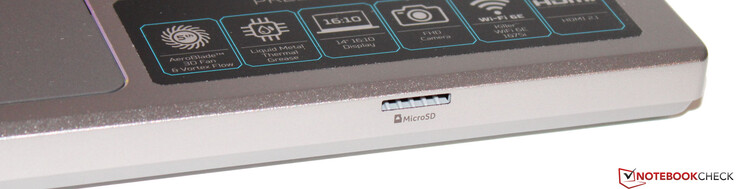 Minneskortsläsaren finns på enhetens framsida (MicroSD).