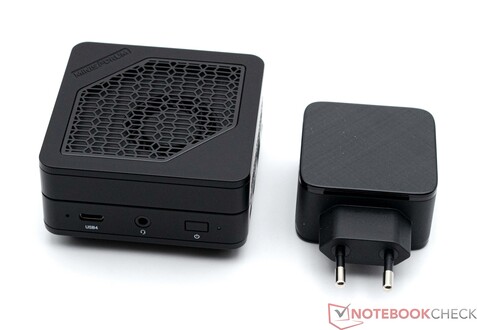 Minisforum Mercury Series EM780 och 65-wattsadaptern