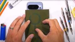 Google Pixel 10 Pro XL: Det första Android flaggskeppet från en stor tillverkare med integrerade magneter, avslöjat i ett hållbarhetstest. (Bildkälla: JerryRigEverything)