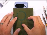 Google Pixel 10 Pro XL: Det första Android flaggskeppet från en stor tillverkare med integrerade magneter, avslöjat i ett hållbarhetstest. (Bildkälla: JerryRigEverything)