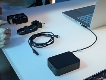 Den magnetiska USB-C-kabeln är vändbar i den meningen att endast ena änden är magnetisk. Den magnetiska änden kan anslutas till nätadaptern för att fungera som en universell USB-C-laddare för andra enheter
