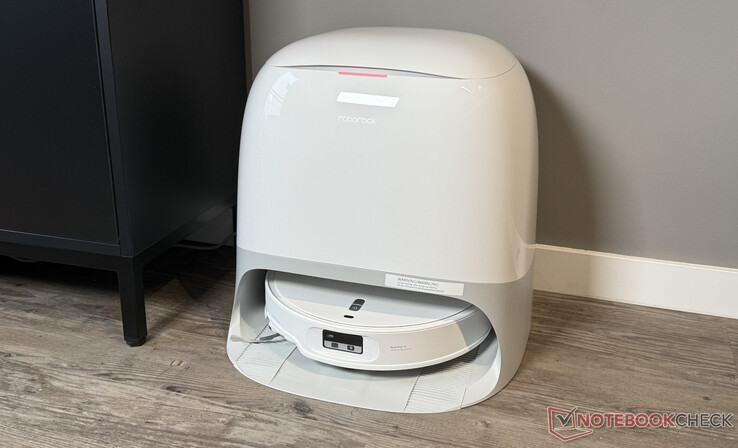 Roborock Qrevo Curv 2 Pro laddar i sin station