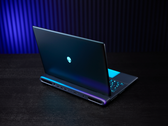 Den bärbara speldatorn Alienware 18 Area-51, avbildad på ett bord mot en svagt upplyst bakgrund. (Bildkälla: Dell)