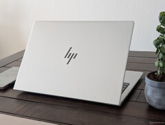 EliteBook 8 G1a 16 presterar ungefär lika bra som den äldre EliteBook 865 G10-modellen när det gäller rå processorprestanda (Bildkälla: Notebookcheck)
