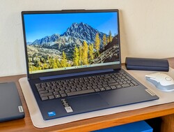Lenovo IdeaPad Slim 3i på 15 tum är en mycket anständig bärbar dator för mediekonsumtion