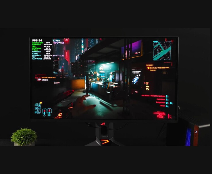 En bildskärm som visar Cyberpunk 2077-spel som körs på Intel Arc Pro B50 GPU. (Bildkälla: ETA Prime via YouTube)
