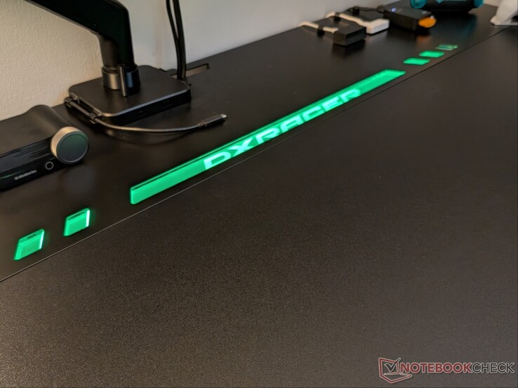 DXRACER-logotypen lyser upp tack vare RGB-remsan undertill.