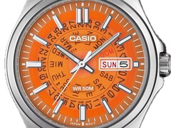 En närbild av den orangefärgade MTP-E740-4AV med sin genomskinliga urtavla som avslöjar dag- och visningshjulen under.