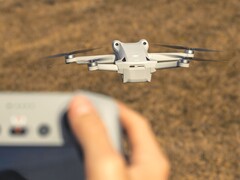 Än en gång har viktiga specifikationer för DJI Mini 5 Pro minidrönare med 1-tums sensor bekräftats av ett foto av förpackningen. (Bildkälla: Bastian Riccardi, redigerad)