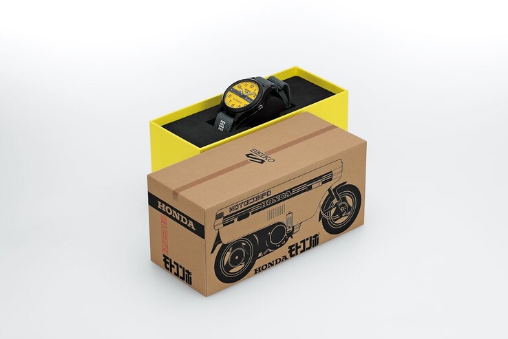 En speciell presentförpackning i kartong för Seiko 5 Sports Field x Honda Motocompo Limited Edition, utformad för att likna Honda Motocompos ursprungliga transportförpackning.