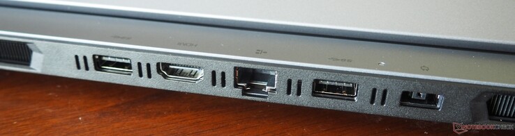 Baksida: USB-A 3.2 Gen 1, HDMI 2.1, RJ45 Ethernet, USB-A 3.2 Gen 1, strömförsörjning