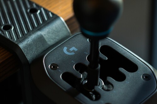 Logitech G RS H-Shifter visas med bordsklämma