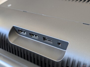... medan HDMI-, ljud- och USB-portarna finns på den justerbara projektordelen