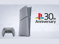 Konsolen och handkontrollen Sony PlayStation 30th Anniversary i begränsad upplaga på bilden (bildkälla: PlayStation Direct)