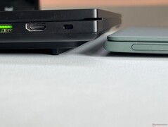 Utbuktningen och stativet är nästan lika höga som vissa subnotebooks.
