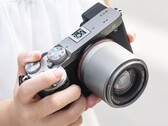 Det prisvärda autofokusobjektivet TTArtisan 50 mm f/1.8 Neo finns nu i två nya färger.