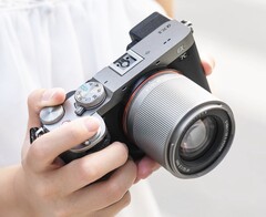 Det prisvärda autofokusobjektivet TTArtisan 50 mm f/1.8 Neo finns nu i två nya färger.