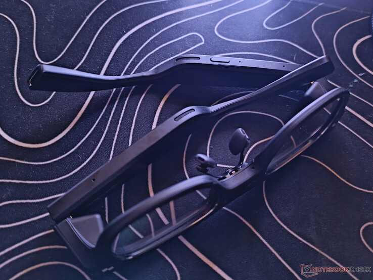 Högtalare och mikrofoner på undersidan av båda tinningarna