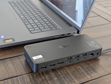 Bakre delen av dockningsstationen visar tillgängliga portar, inklusive stöd för flera externa skärmar, upp till fyra 4K 120 Hz-monitorer