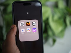 Smartphone som visar en appmapp med namnet AI och apparna ChatGPT, Mistral AI, Claude, Gemini, Copilot och Poe